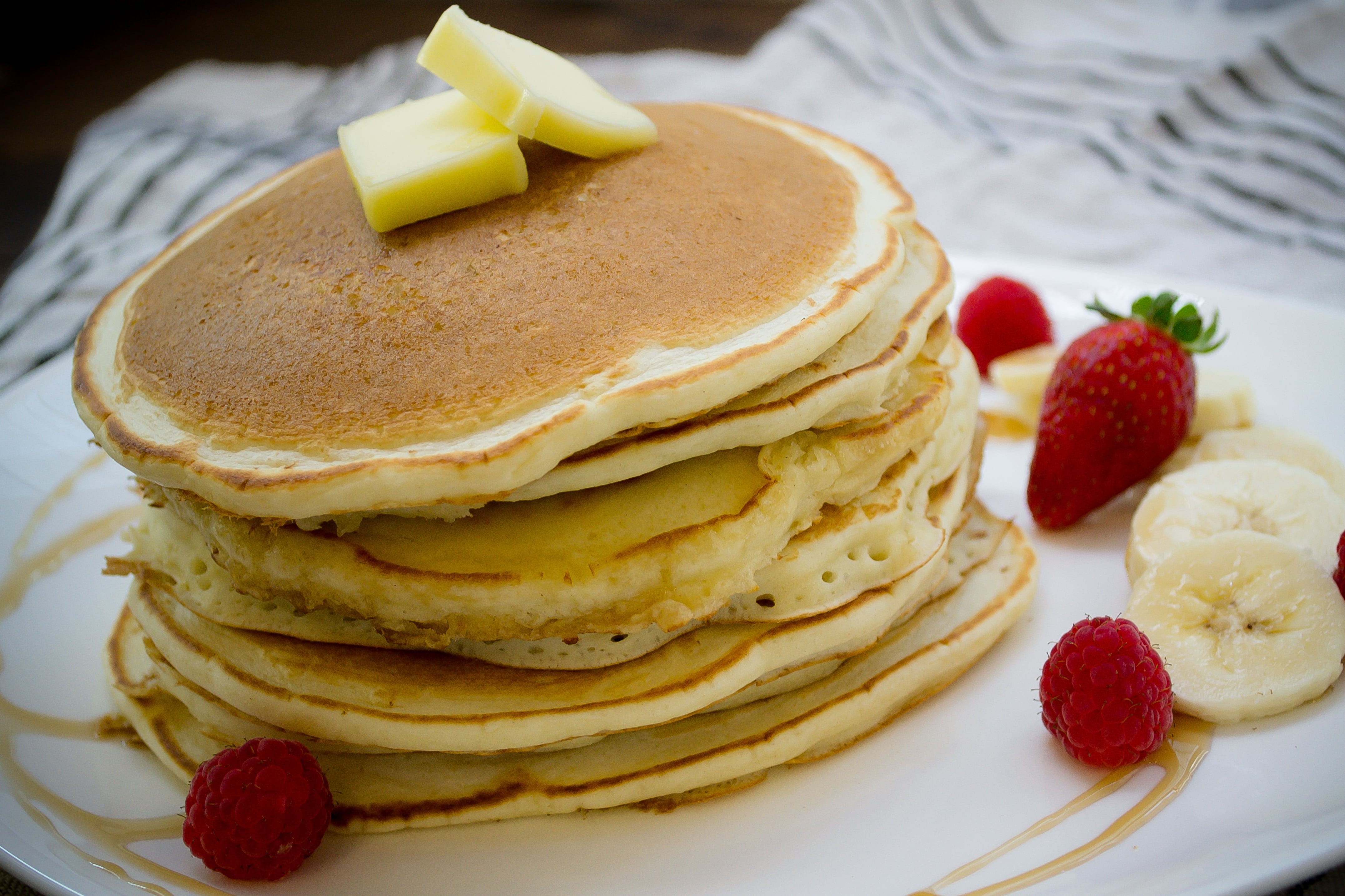 Spongy Hot Cakes with Yoghurt