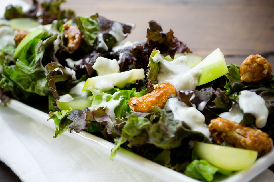 Ensalada Waldorf con Aderezo Blue Cheese de Yoghurt