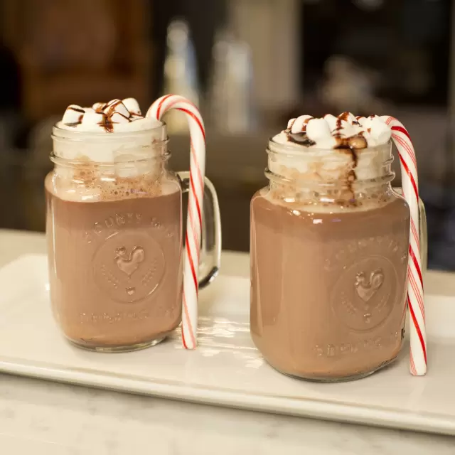 Chocolate Caliente De Navidad En Un Vaso Con Un Bastón De Canela Y