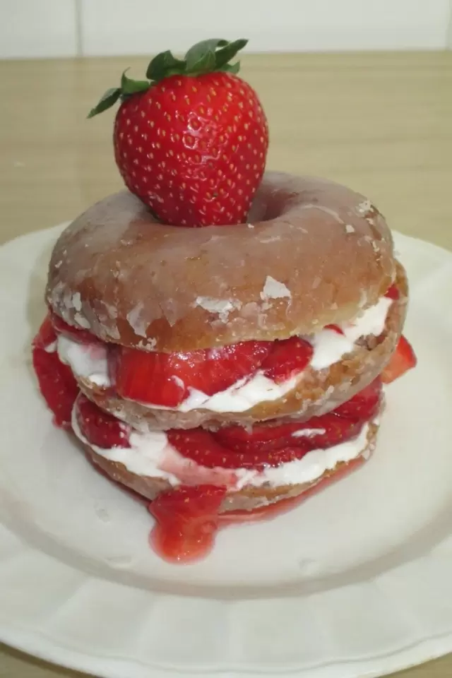 Krispy Kreme Strawberry Shortcakes - Strawberry pastry with cream