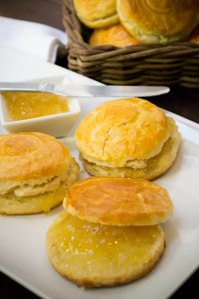 Bisquets con Mermelada de Piña