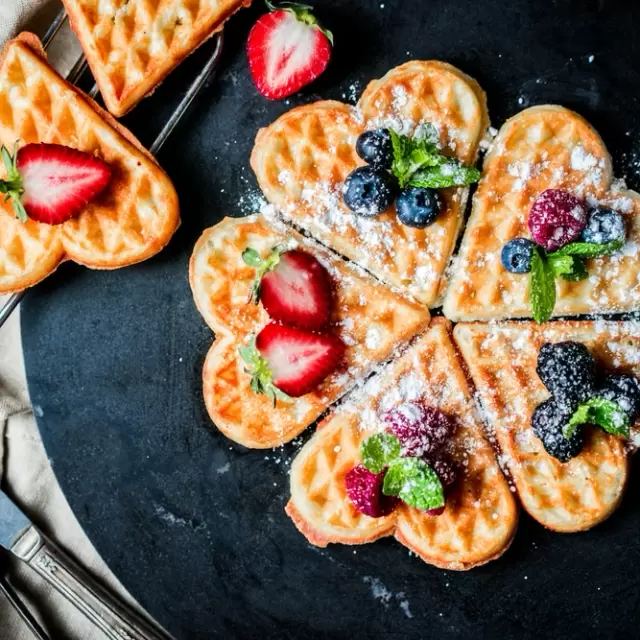 Máquina para waffles de corazón  ¡La sorpresa perfecta para el sábado y el  domingo! Prepara el desayuno más rico del mundo con esta máquina para  preparar waffles en forma de corazón