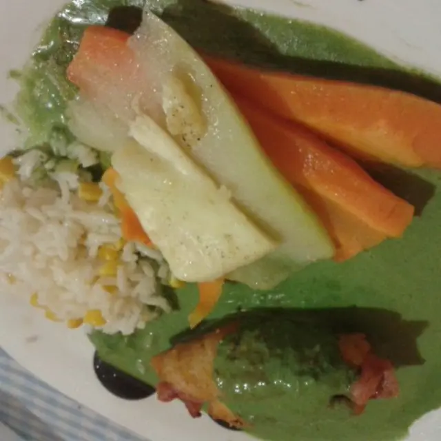 Stuffed breasts in spinach sauce