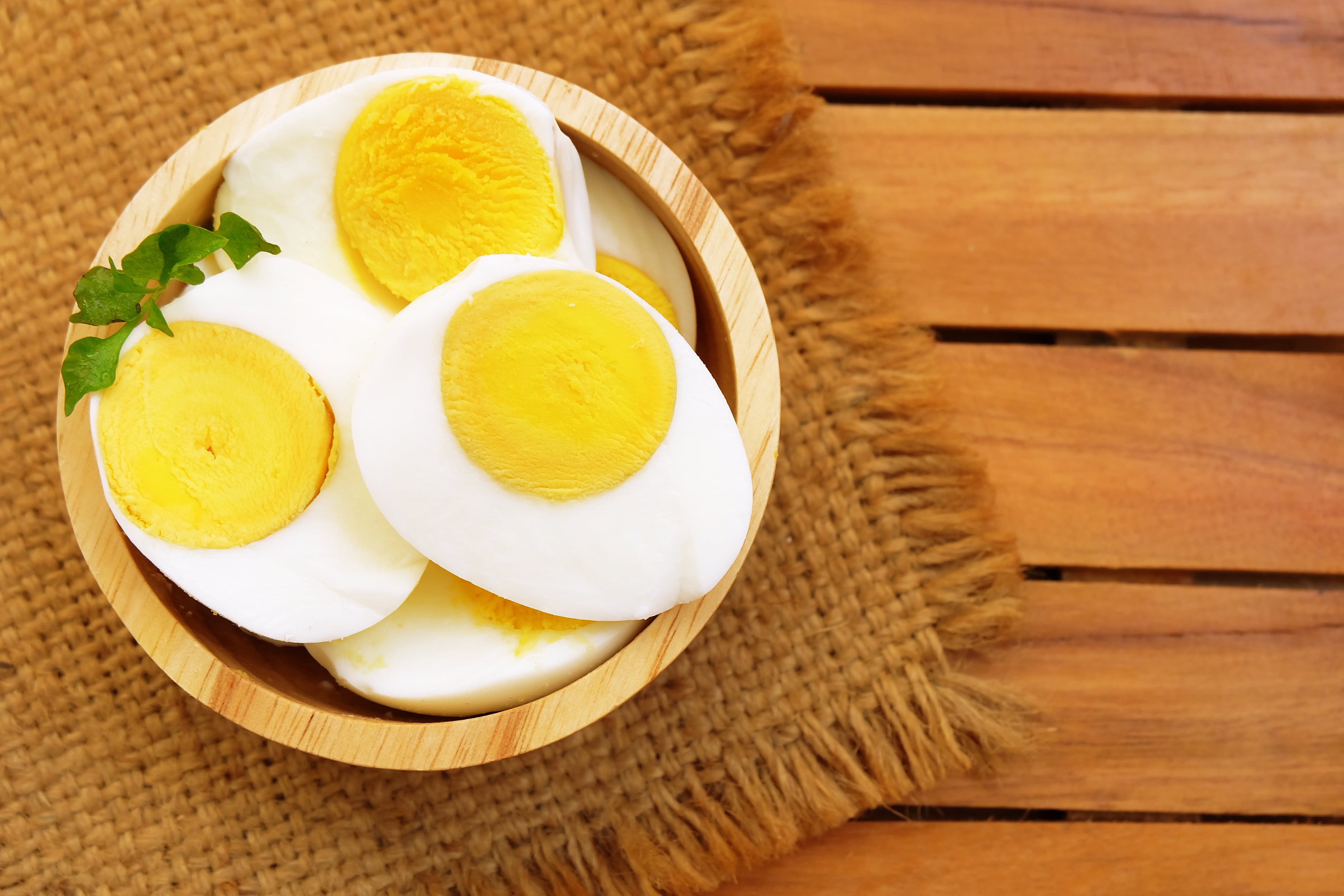 При гастрите можно яйца вареные. Вареные яйца. Яйцо отварное. Яйцо в крутую. Разрезанное вареное яйцо.