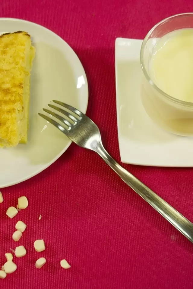 Atole de Vainilla con Pastel de Elote