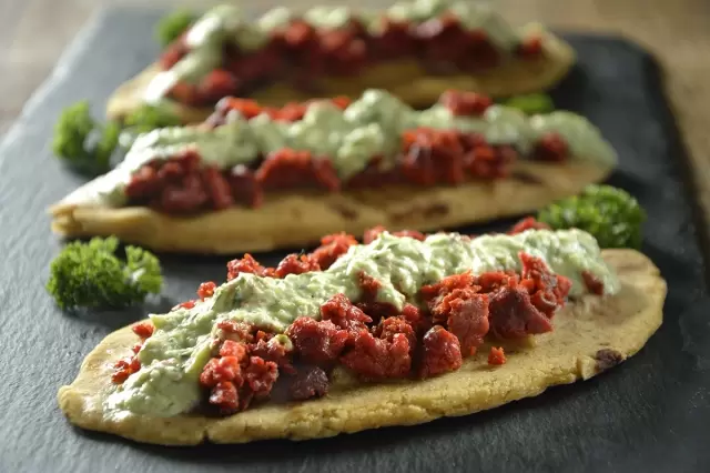 Tlacoyos de Chorizo de Pavo con Yoghurt