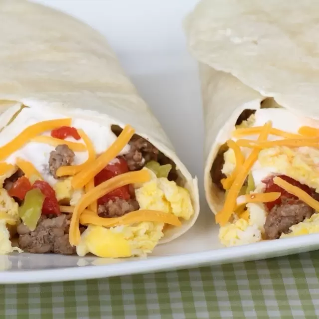 Burritos de Carne Molida con Huevo a la Mexicana y Pimiento Amarillo