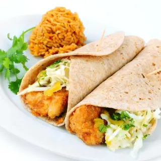 Tacos de Peito Empanado com Queijo Oaxaca e Molho verde.