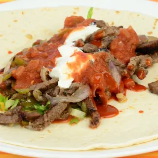 Taco de Bife Grelhado Salsa de Pimenta de Arbol Alface e Cream.