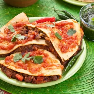Sincronizada de Carne de Boi com Chipotle e Molho de Tomate.