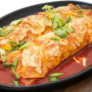 Tacos Afogados em Molho de Guajillo e Queijo Gratinado