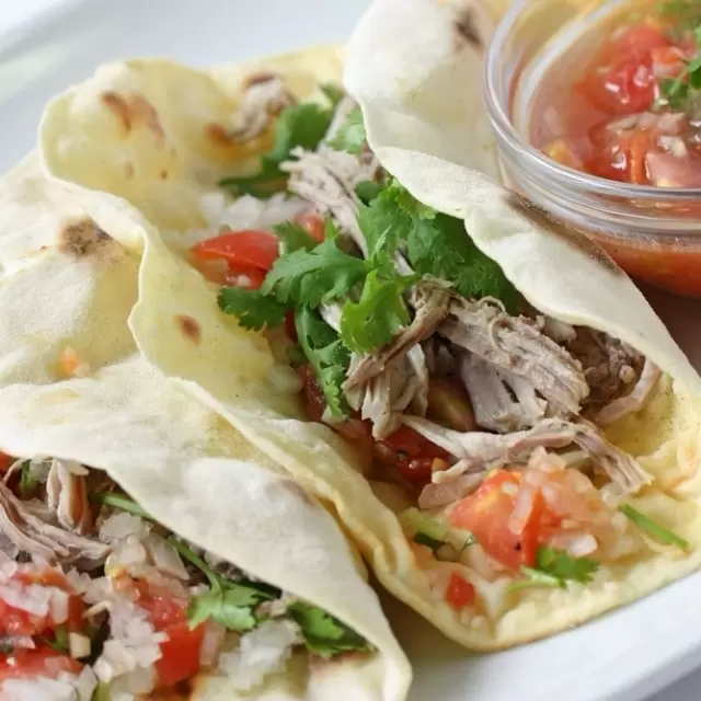 Tacos de Carne de Res Deshebrada con Salsa Picada Mexicana