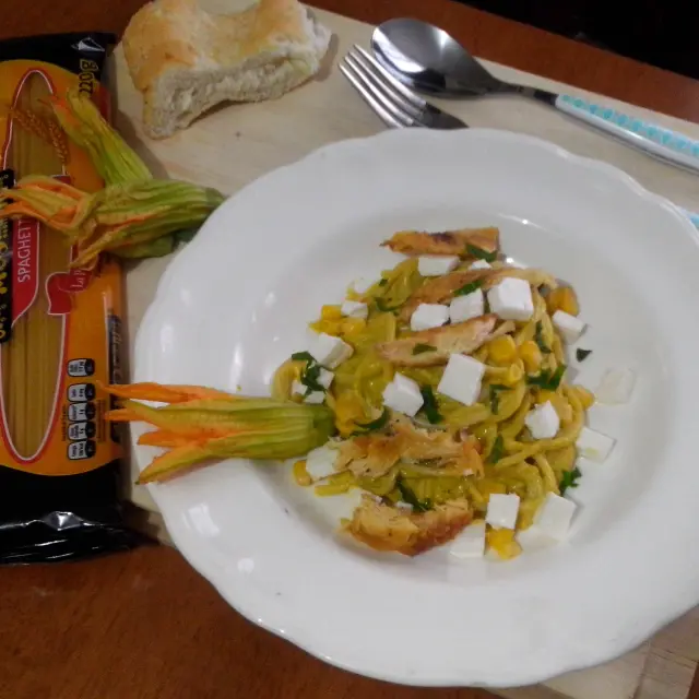 Spaghetti with Zucchini Flower Cream and Chicken