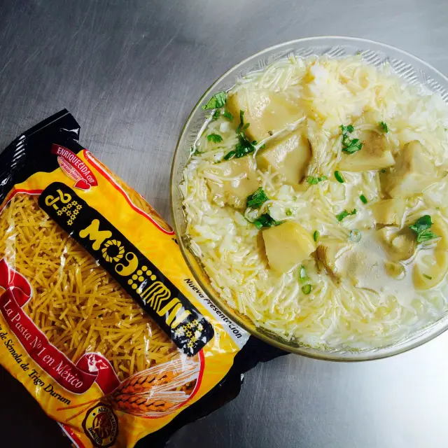 Caldo de Galinha com Macarrão e Alcachofra