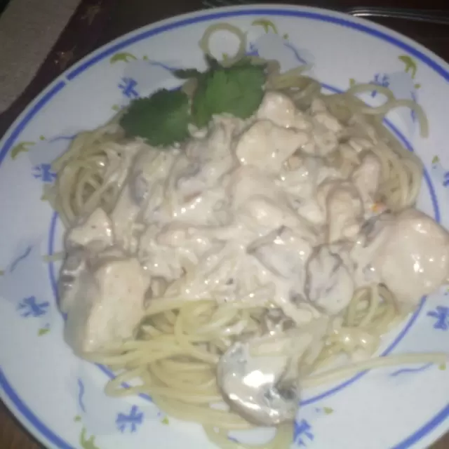 Spaguetti con Crema de Champiñones y Pollo