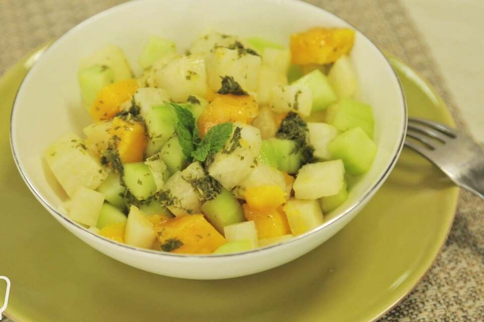 Ensalada de Jícama, Mango y Pepino con Aderezo de Menta