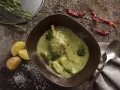Pernas de Frango em Molho de Iogurte Coentro e Batata Cambray