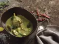 Pernas de Frango em Molho de Iogurte Coentro e Batata Cambray