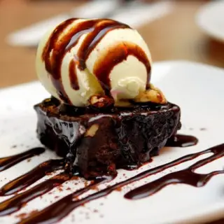 Brownie com Marshmallows e Confetes