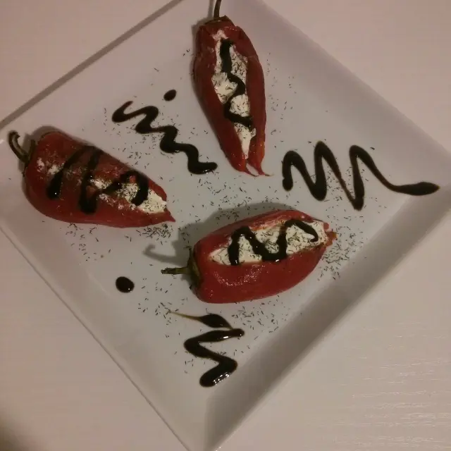 Pimentos de Piquillo recheados com Queijo de Cabra