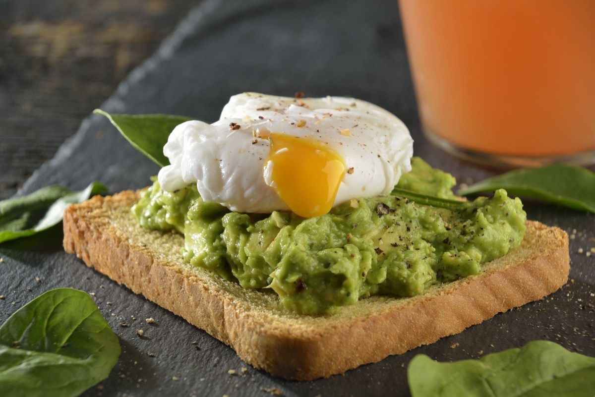 Tostas de aguacate y huevo poché