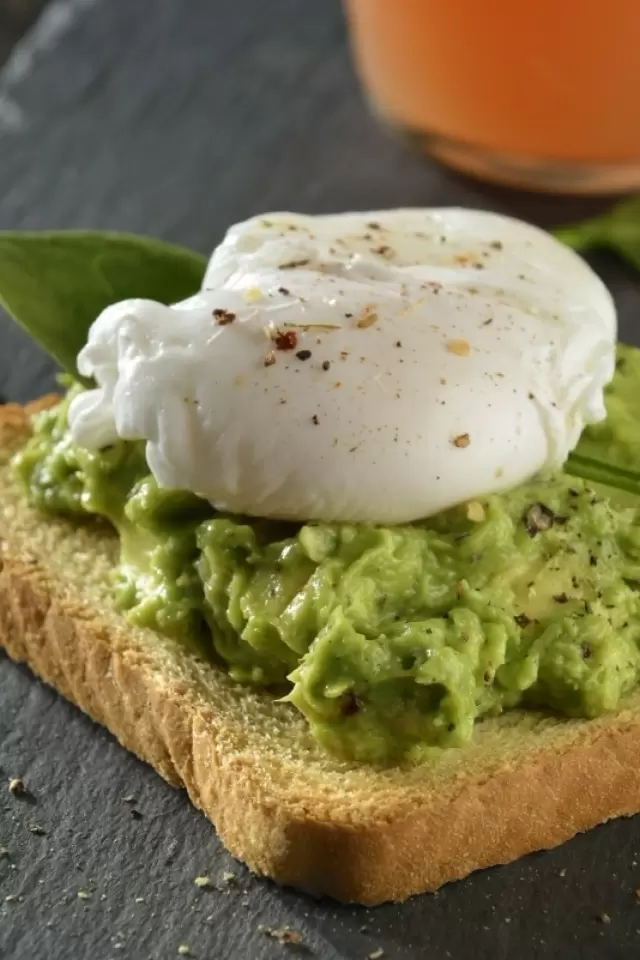 Pan tostado con aguacate y huevo poché: fácil y rápido - Comedera -  Recetas, tips y consejos para comer mejor.