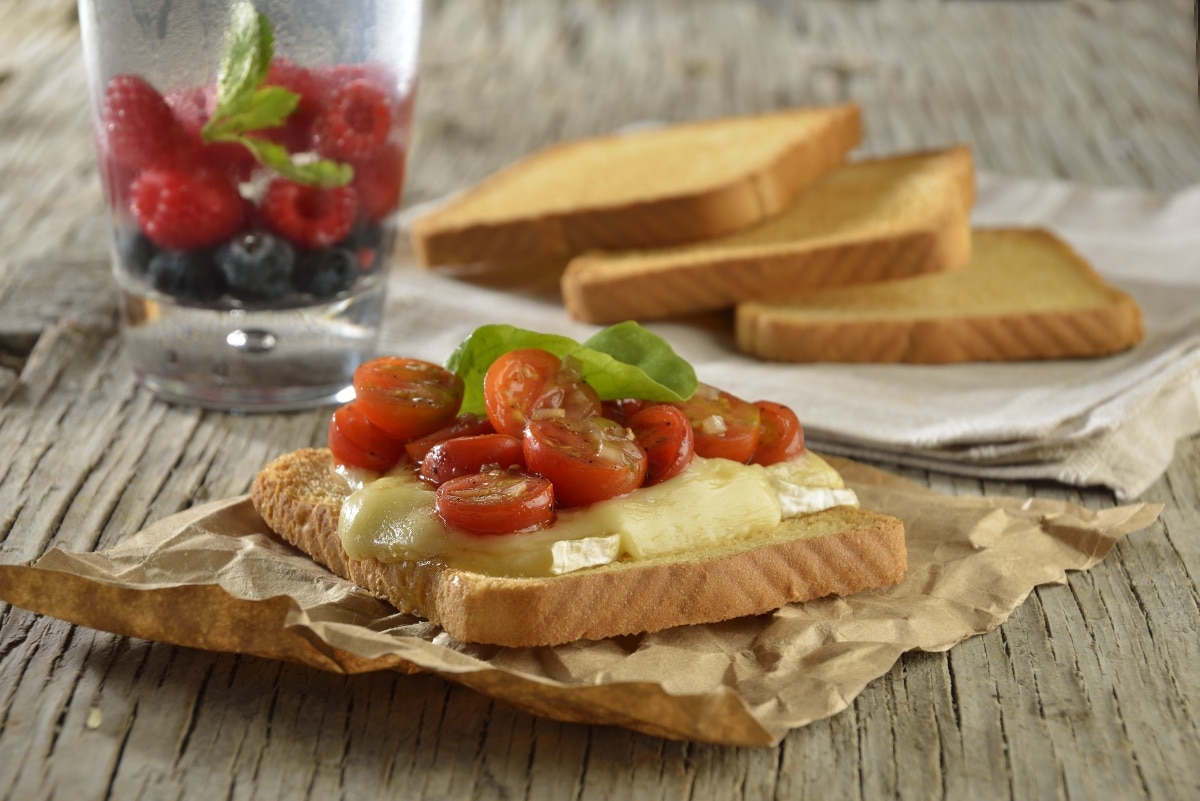 pan-tostado-con-queso-brie-y-cherry