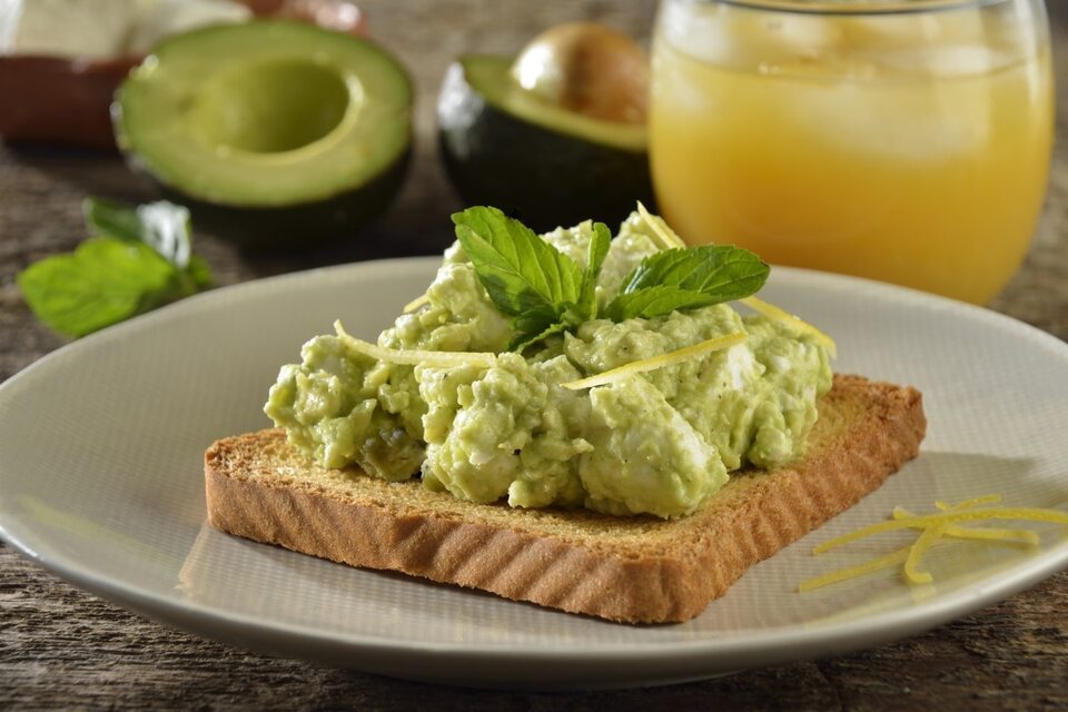 Pan Tostado Con Aguacate Queso De Cabra Zest De Limón Amarillo Y Menta 2178