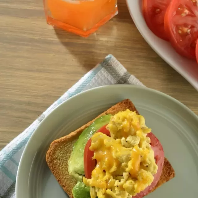 Pan tostado con aguacate y huevo poché: fácil y rápido - Comedera -  Recetas, tips y consejos para comer mejor.