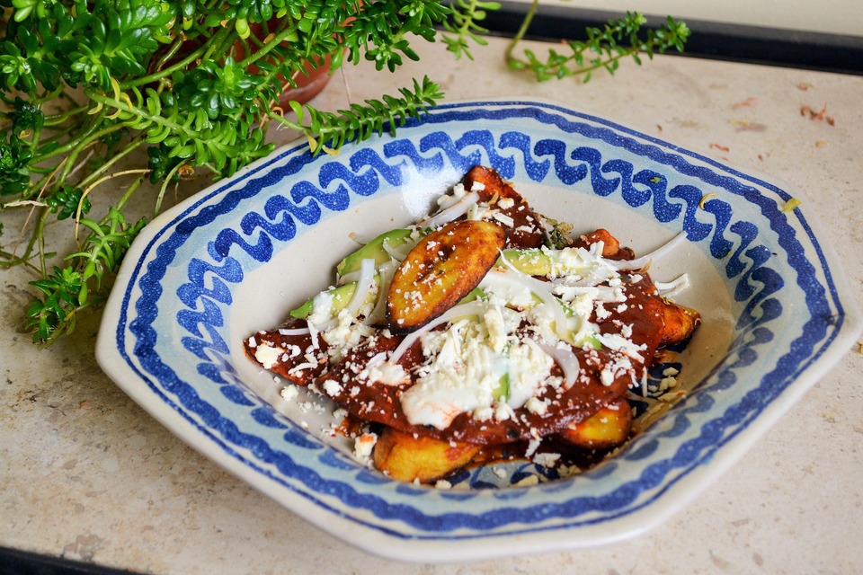 Dobladitas De Pl Tano Macho Con Mole Rojo Poblano