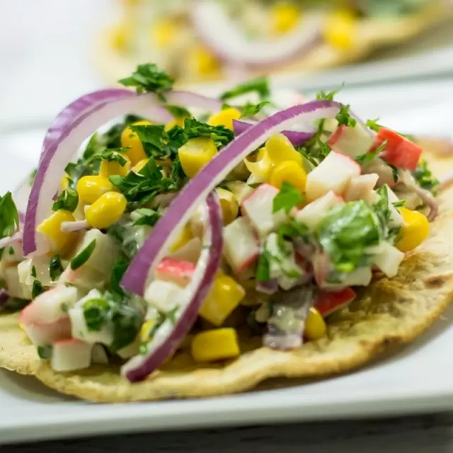 Tostadas de Surimi, Elote y Mayonesa