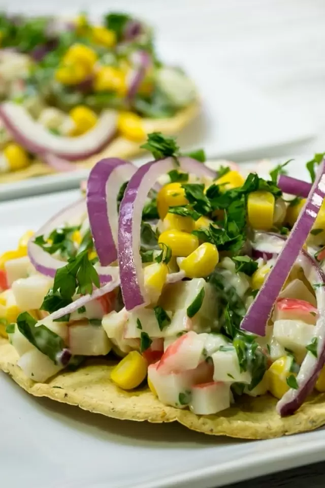 Tostadas de Surimi, Elote y Mayonesa