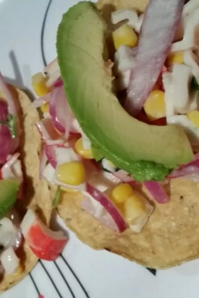 Tostadas de Surimi, Elote y Mayonesa