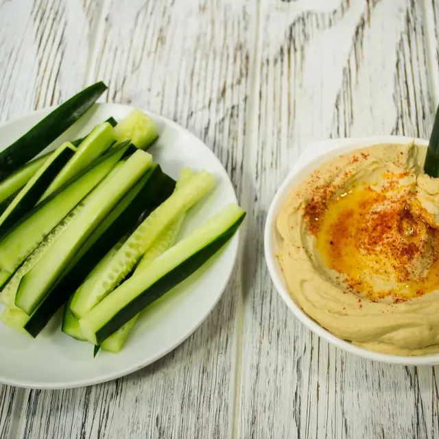 Pepino com Hummus de Grão-de-bico