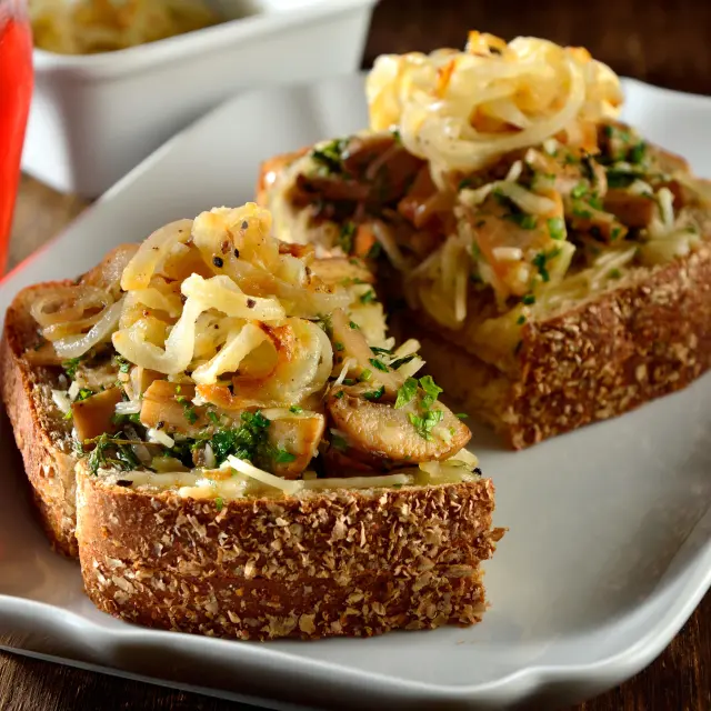 Sanduíche com Queijo Gratinado, Champignon e Cebola Caramelizada