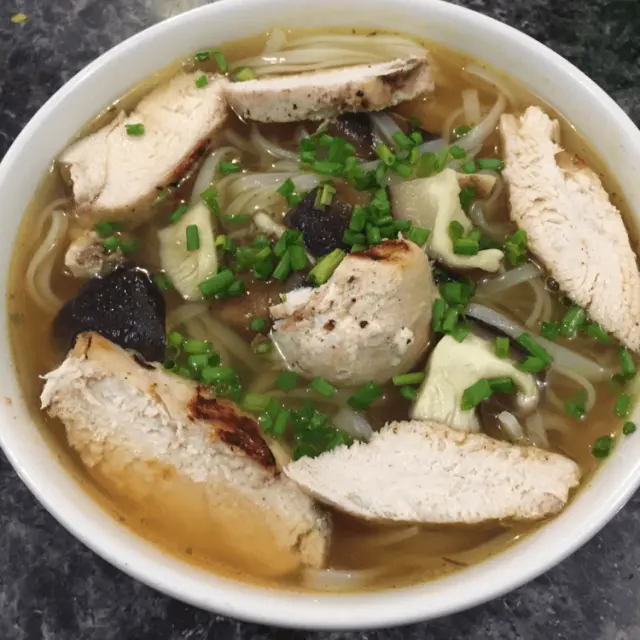 Sopa Japonesa com Cogumelos e Frango