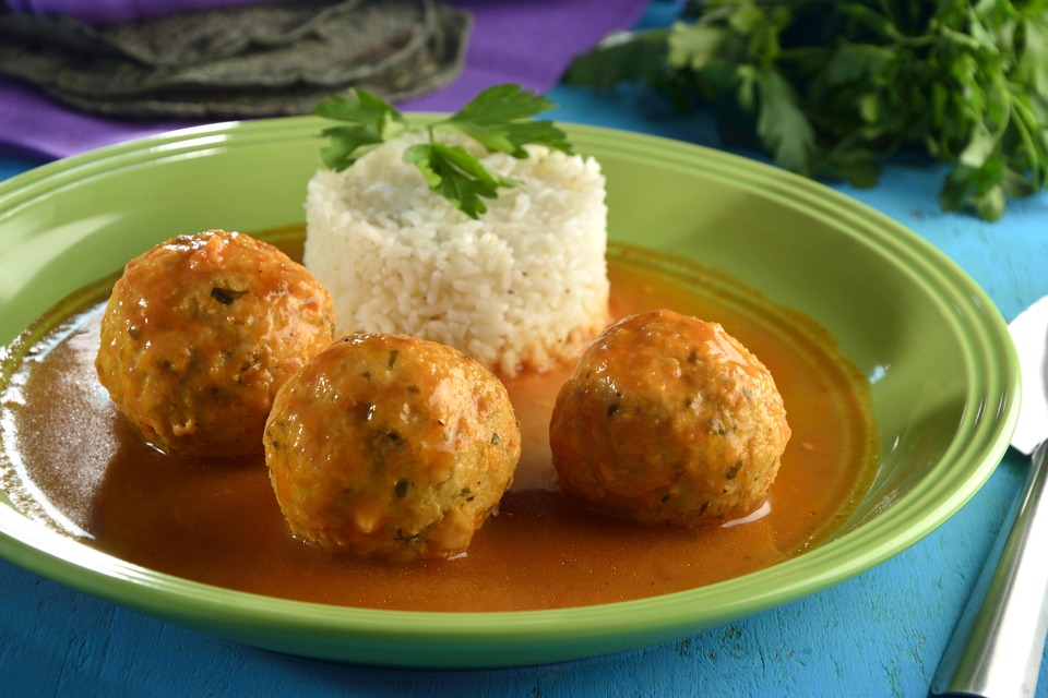 Albóndigas de Camarón y Pescado Picantes con Arroz blanco