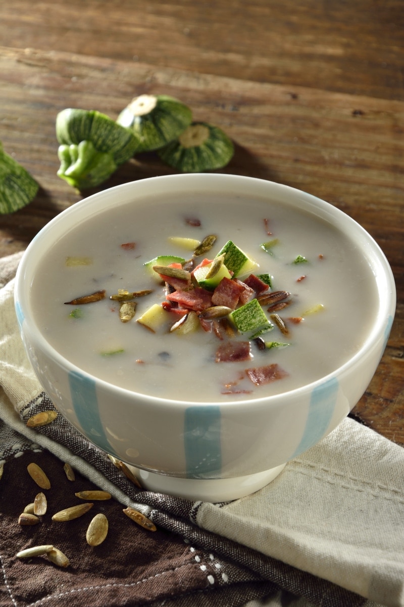 Crema de Champiñón con Salteado de Calabaza, Pepitas y Tocino Frito