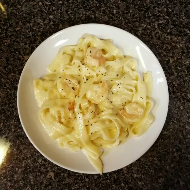 Pasta Alfredo con Camarones