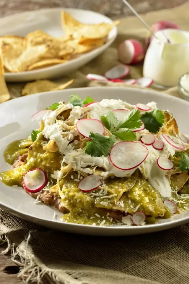 Chilaquiles Verdes con Rábano y Queso Cotija