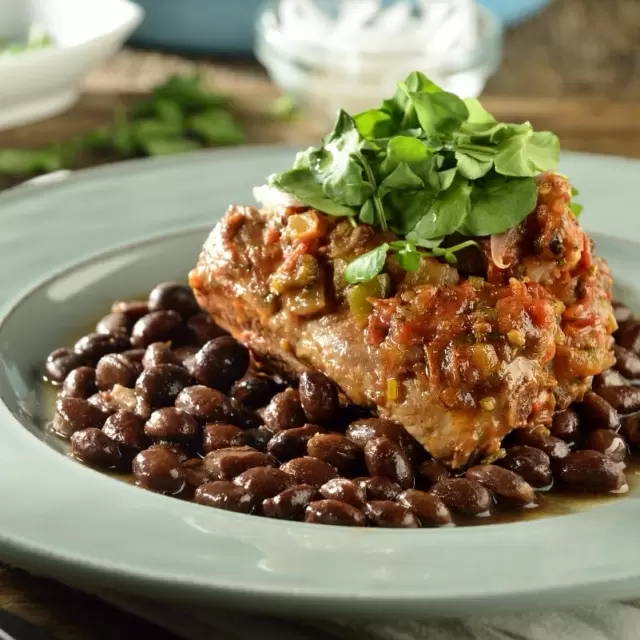 Costillas de Cerdo con Verdolagas y Frijoles