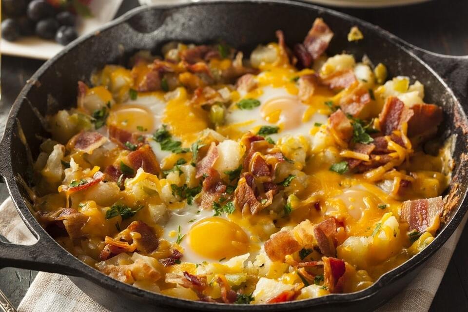 Huevos Estrellados con Papa Hashbrown y Tocino