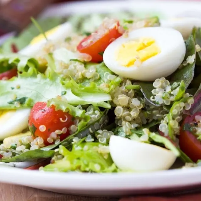 Salada de Quinoa com Ovo Cozido