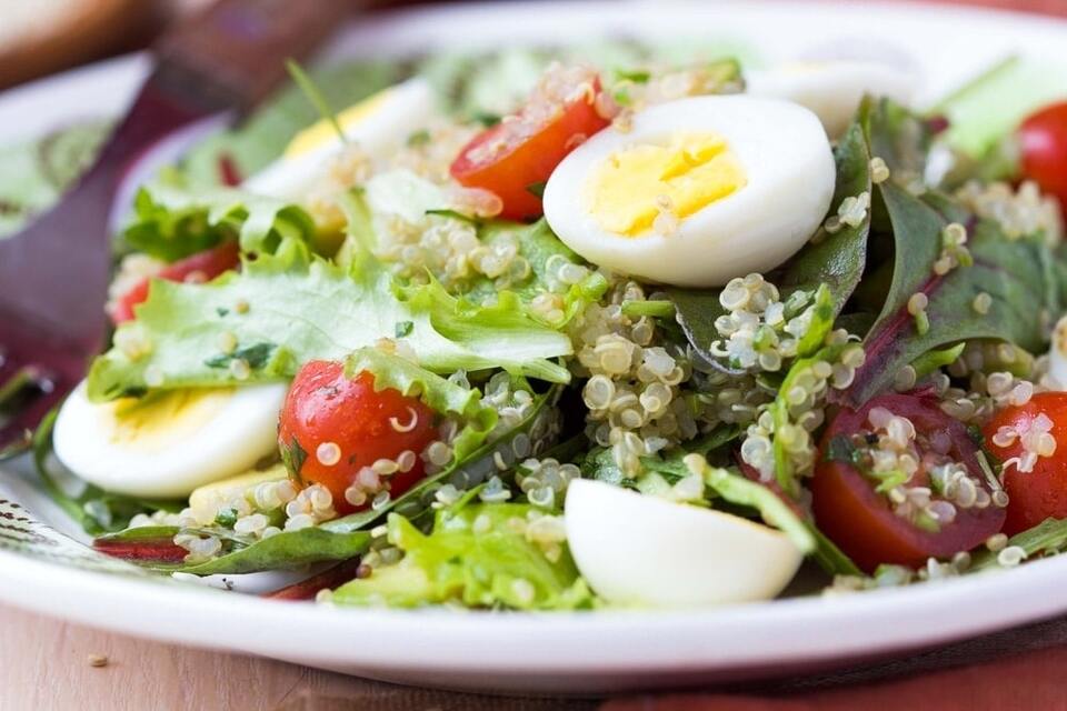 Ensalada de Quinoa con Huevo Duro