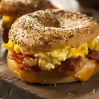Bagel com Ovo Mexido e Bacon