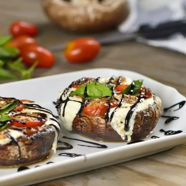 Portobellos Rellenos de Caprese