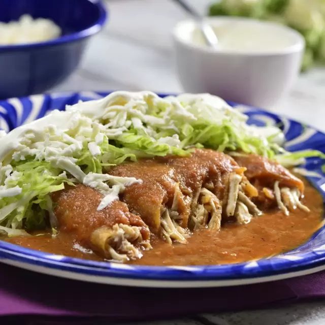 Tacos Ahogados de Pollo con Salsa Roja