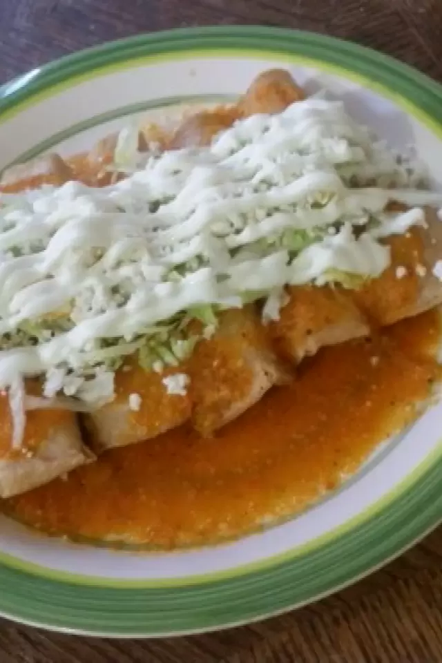 Tacos Ahogados de Pollo con Salsa Roja