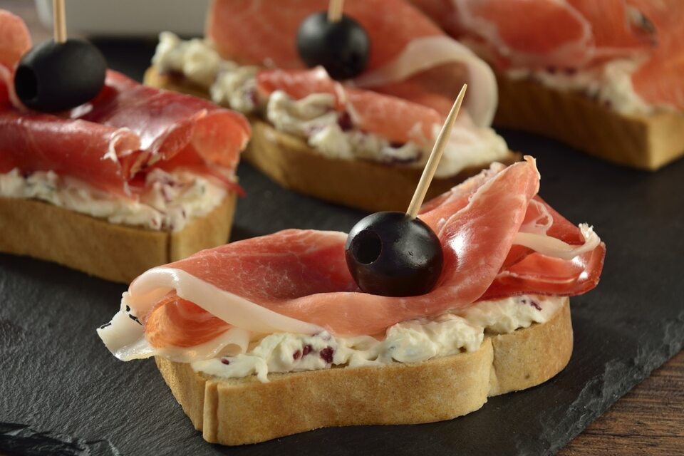 Crostini de Serrano con Aderezo de Arándano y Romero