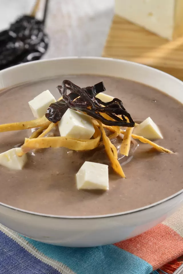 Crema de Frijol con Queso Panela